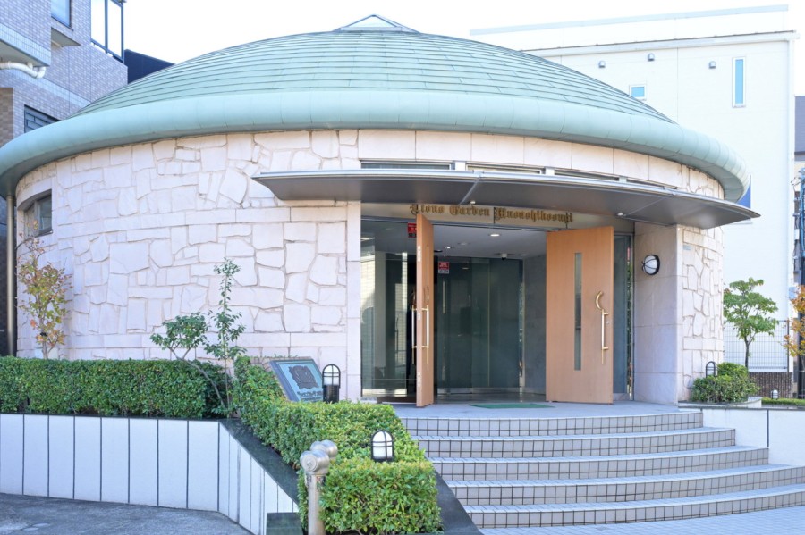 気品溢れるエントランスは、定期的にメンテナンスを行っているのでとても綺麗です。オートロック付きなのでセキュリティ面も安心ですね