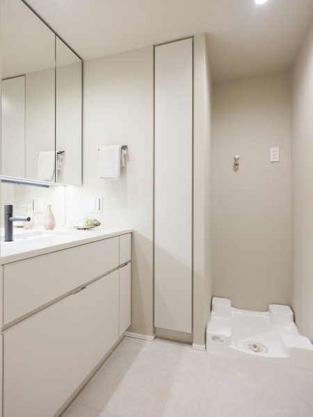 洗面化粧台は、キッチンと同じく田中工藝製で上品さが宿ります。洗面室にはタオルや洗剤などの収納に便利なリネン棚を備え付け、使いやすさを重視した工夫を詰め込みました。