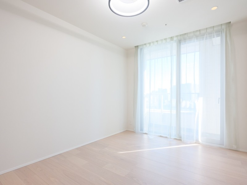 約7.6帖の洋室1は主寝室にぴったりなお部屋です。ゆとりのある空間の中で、快適なプライベート時間をお過ごしいただけます。