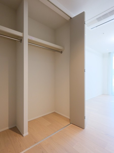 洋室1の収納は、ハンガーパイプに枕棚、しっかりとした奥行きがあるクローゼットです。お手持ちの衣服などをたっぷり収納できそうです。