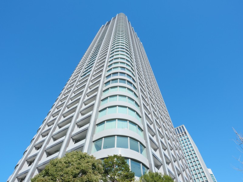 敷地面積15,500m²超、高級タワーレジデンス。『汐留』駅徒歩３分！東京都立浜離宮恩賜庭園の真正面という好立地です。建物内は世界で活躍するデザイナーによって演出されたデザインが特徴のマンションです。