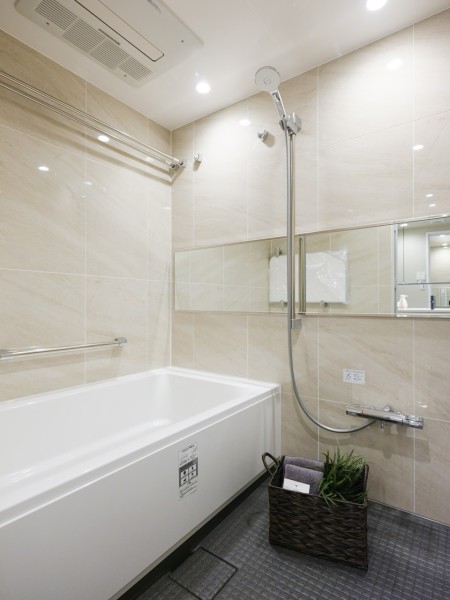 ゆったりとした1418サイズのバスルームが1日の疲れをしっかり癒してくれます。ワイドミラーによって実際より広く感じられるくつろぎの空間です。