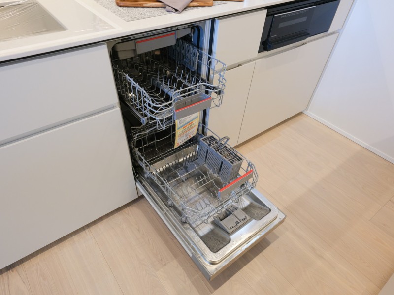 街の雰囲気と呼応するように、スタイリッシュで機能的なエントランスです。安らぎの自然も感じられる植栽がお出迎えし、彩り豊かな暮らしへ誘います。