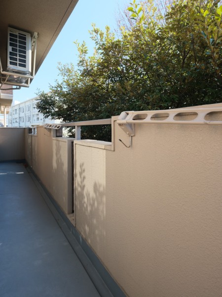 南西角部屋のゆったりとしたL字型バルコニーです。暮らしに大切な光と風をめいっぱい感じることができるリフレッシュスペースです。