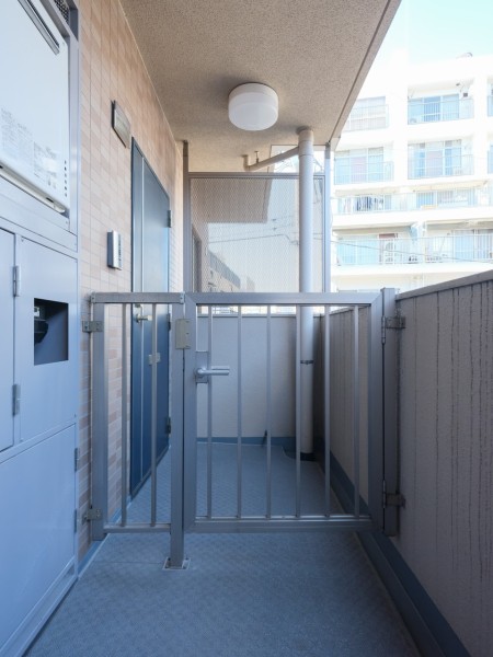 プライバシー保護にうれしいポーチ付きのお部屋です。玄関扉と共用廊下の距離が保たれているので、衝突などの事故を防ぐことができます。