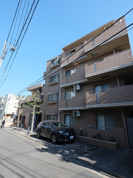 人気の『三軒茶屋』駅『駒沢大学』駅が生活圏。近くの公園散策も楽しめて、心地よい時間が流れています。