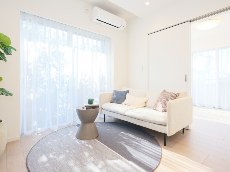 角部屋ならではの眩い光を放つ羨望のリビングです。心地よい光と風が訪れ、穏やかな空気に包まれた空間です。