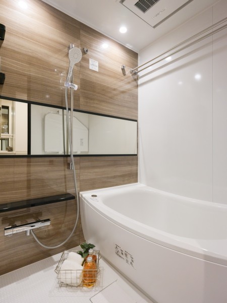 横長ミラーの効果で実際のサイズよりも広がりを感じるバスルームです。毎日のバスタイムを贅沢に、豊かにしてくれます。