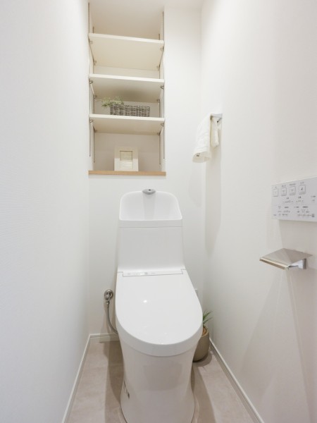 毎日使う場所だからこそ、清潔感と使いやすさを考慮したレストルーム。戸棚にはトイレットペーパーや掃除用具を収納できるので便利です。