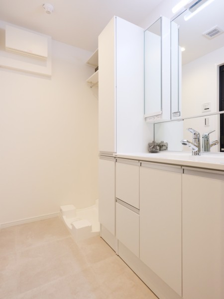 収納豊富で実用的な洗面化粧台を新規設置しました。白を基調とした清潔感溢れるデザインの洗面化粧台です。