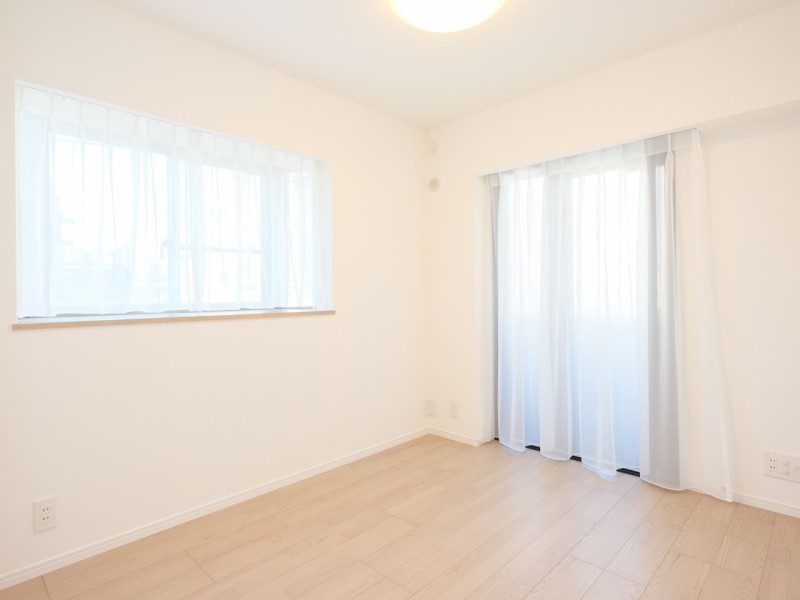 二面採光で明るい洋室1です。穏やかな自然光が入り、開放的でのびのびとお過ごしいただけるお部屋です。