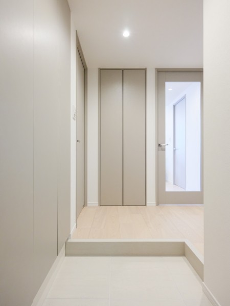 人感センサー付きライトを設置したので、暗い時間帯のご帰宅や両手が塞がっているときも快適です。収納力のあるシューズボックスも備え付けましたので玄関もすっきり保てます。