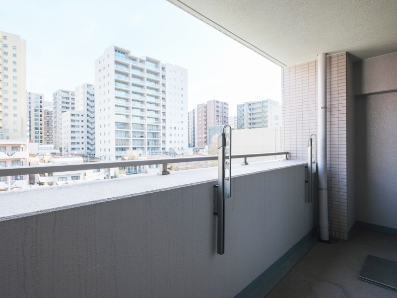 東側の広々としたバルコニーです。お洗濯物を気持ちよく干すことができます。朝日を居室に取り込み、すがすがしい朝を知らせてくれるスペースです。
