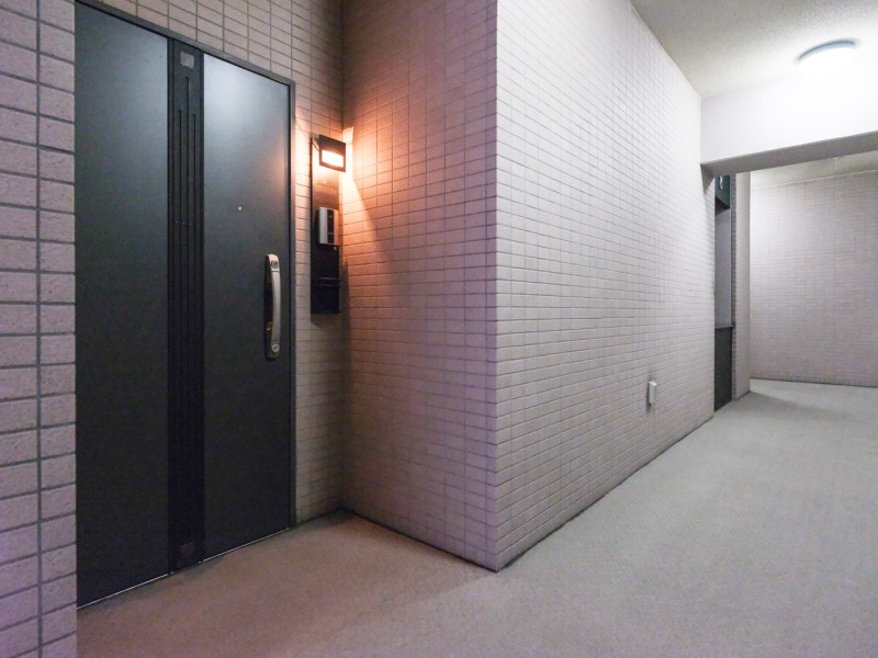 エレベーターを降りてお部屋へと続く廊下は、プライバシーも守られやすい、ホテルライクな内廊下設計です。廊下にはカーペットが敷いてあり、帰宅時間が遅い方でも、足音の心配をする必要がなくなるでしょう