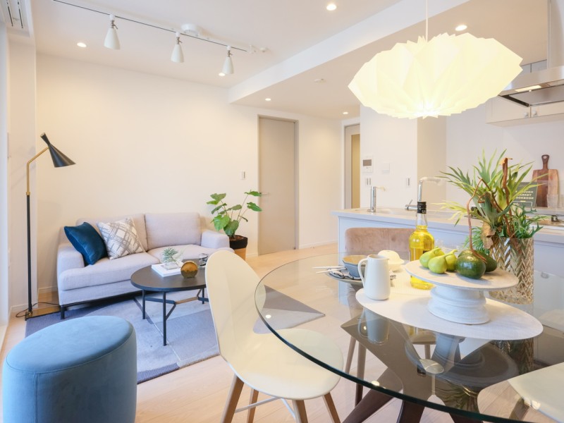 カーテンの向こうから心地よい光が差し込み、家族団欒のひとときをより快適な空間へと演出します。お食事中も明るい日差しを感じながら過ごせそうです。床暖房を完備しておりますのでゆったりと団らんの時間を持つことができます。