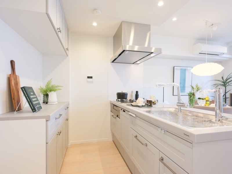 開放的な人気のオープンキッチンは、リビングの様子を見ながら家事ができるので安心です。住まいと暮らしにフィットするデザイン性と機能性を兼ね備えています。