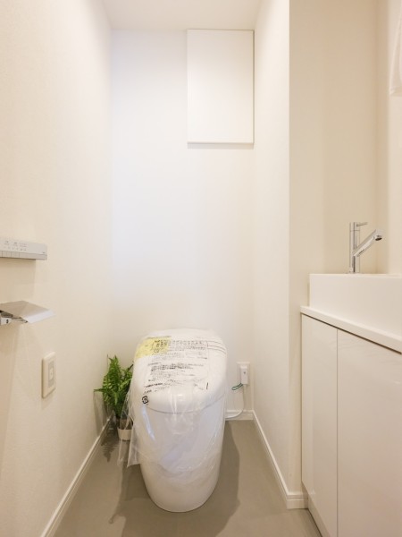 TOTO製ウォシュレット一体型のトイレ新規交換済みです。毎日清潔に使用して頂けるように、汚れのつきにくい素材、お手入れらくらくな機能を多数搭載したものを採用しています。いつも快適に清潔に使用できます。