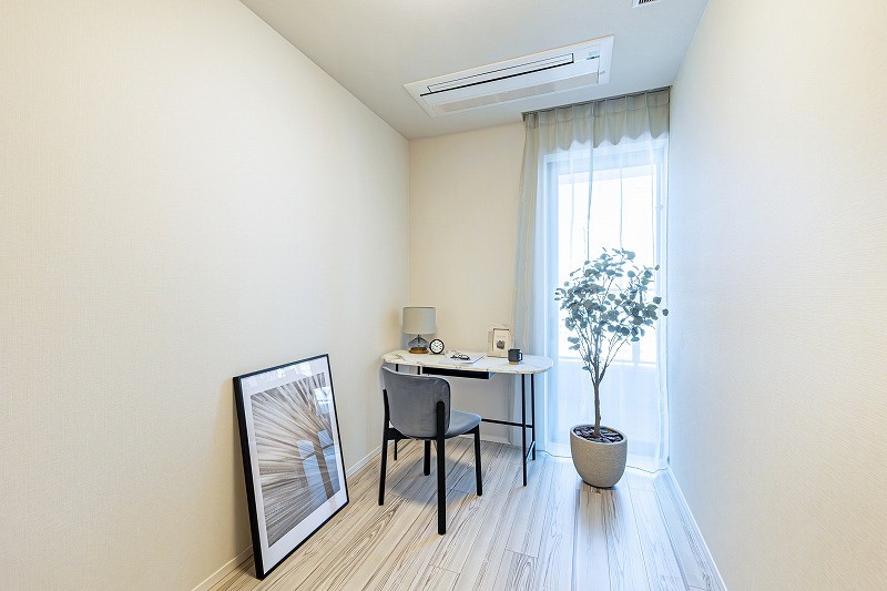 洋室2：柔らかな光が長時間続く北向きのお部屋は、勉強や読書など落ち着いて作業したいときのワークスペースにぴったりです。