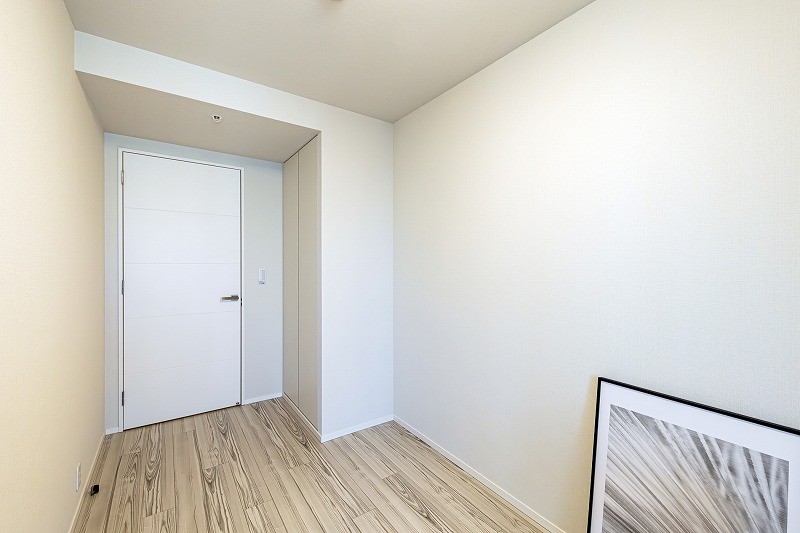 洋室2にもクローゼットがあるので、お手持ちの衣服などを収納できます。シンプルで洗練された佇まいを感じさせるお部屋です。