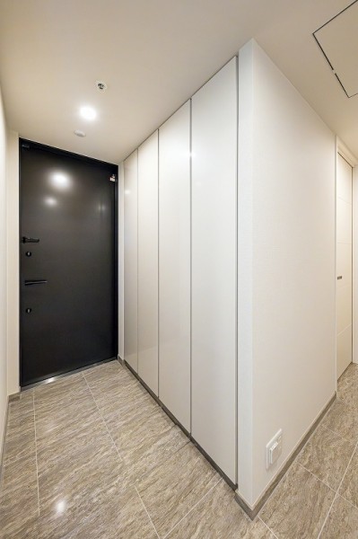 天井までの高さがあるシューズボックスを備え付けたので、玄関をすっきり綺麗に保てます。ゆったりとスペースのひらけた玄関前です。