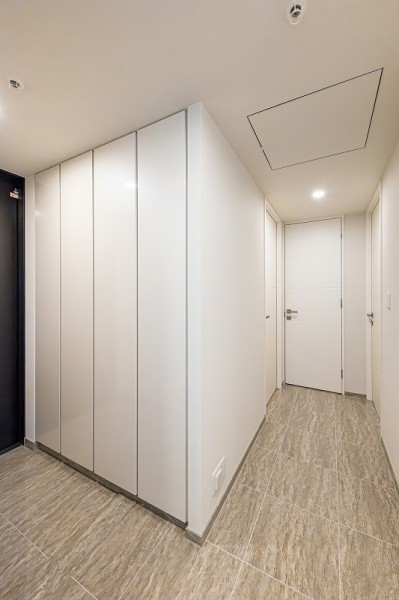 この先にどんなお部屋が広がっているのか思わずワクワクしてしまう、ラグジュアリーな清潔感のある玄関です。