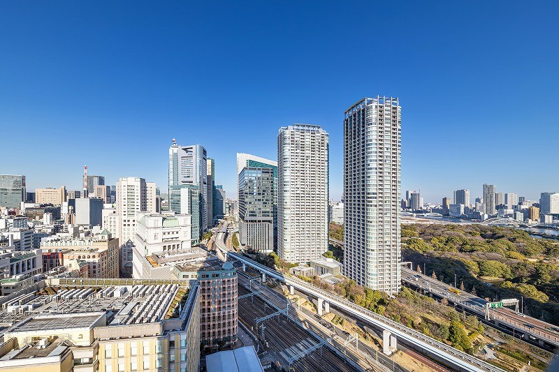 都心らしい高層ビル群と心安らぐ緑が共存した眺望です。思わずほっと一息ついてしまうほどの開放的な青空を望めます。