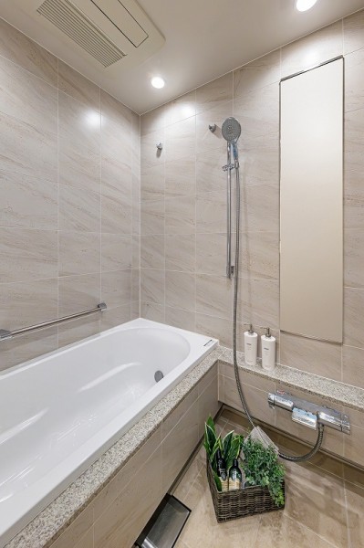 浴槽・洗い場共にゆとりのあるバスルームです。ゆったりとしたバスタブで毎日のお風呂時間を心ゆくまで楽しめます。