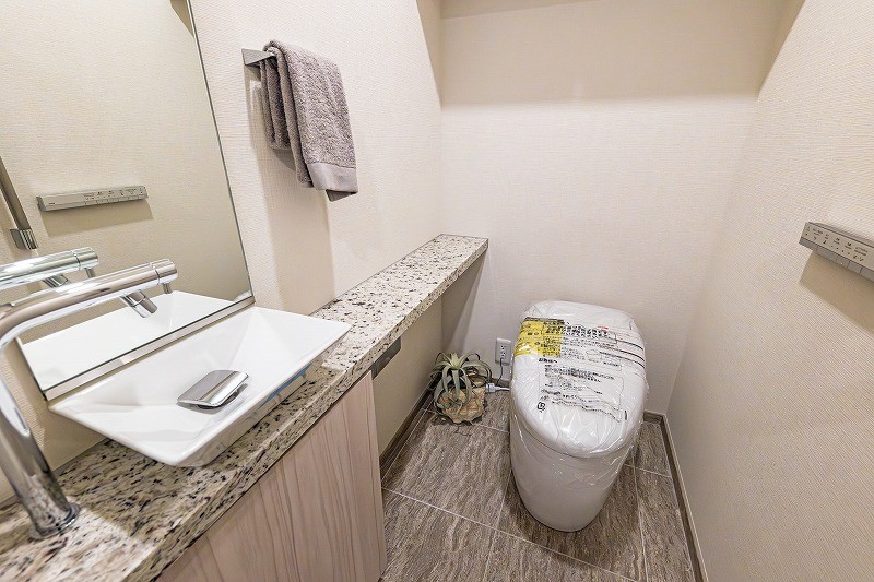 レストルームも上品さが宿る安らぎのスペースに仕上がりました。タンクレストイレやスティックリモコンでスタイリッシュな空間を演出します。
