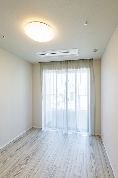 洋室1：洋室にも明るい自然光が注がれます。のびやかな空間の中で、ほっと一息つけるやすらぎの時間が流れます。