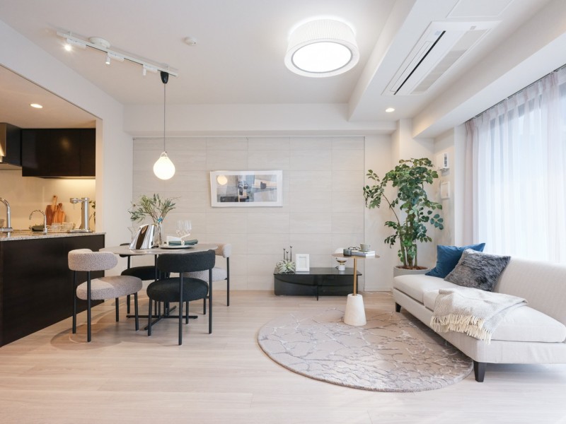 めいっぱいの光を採り込む安らぎのリビングダイニングキッチンです。『日常』という大切な時間を豊かに、快適にお過ごしいただける空間です。