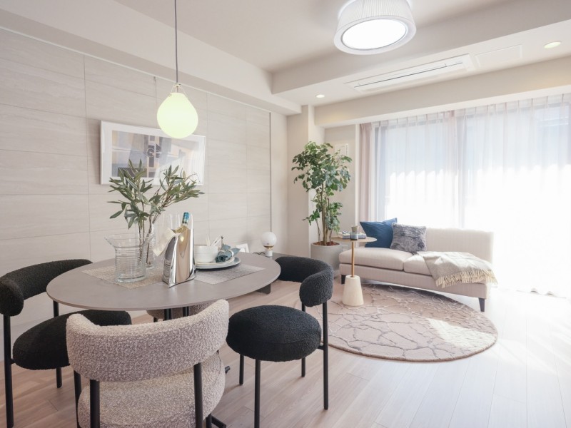 リビングの壁には優しく柔らかい風合いの石調タイルが張られ、お部屋をセンスアップします。ピクチャーレールも設置したので壁を傷つける心配なくお気に入りのアートやグリーンを飾りインテリアを楽しめます。