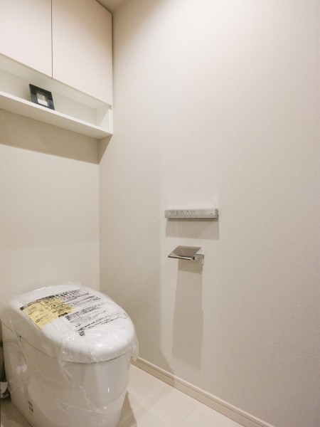 タンクレストイレやスティックリモコンでスタイリッシュな空間を演出します。レストルームも上品さが宿る安らぎのスペースに仕上がりました。