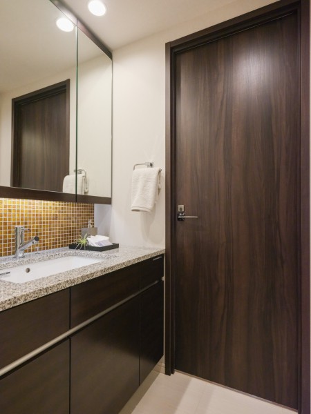 入浴後の豊かな時間を演出し、心からくつろげるプライベートスペースの洗面化粧室です。収納豊富で実用的な洗面化粧台を新規設置しました。