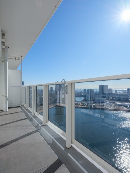 リビングと2つの居室に広がるバルコニーに出ると、見事なまでに開放感が溢れます。めいっぱいの光を採り込むリフレッシュ空間です。