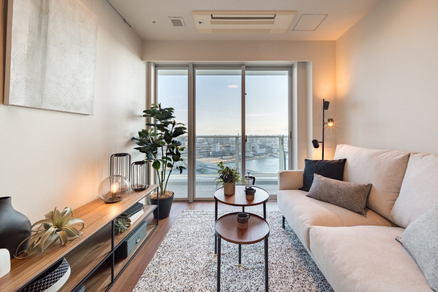 運河を望み、水の潤いと爽快感を感じるリビング。『日常』という大切な時間を豊かに、快適にお過ごしいただける空間です。床暖房を敷設しているので、寒い季節も足元からポカポカ暖かく快適です。