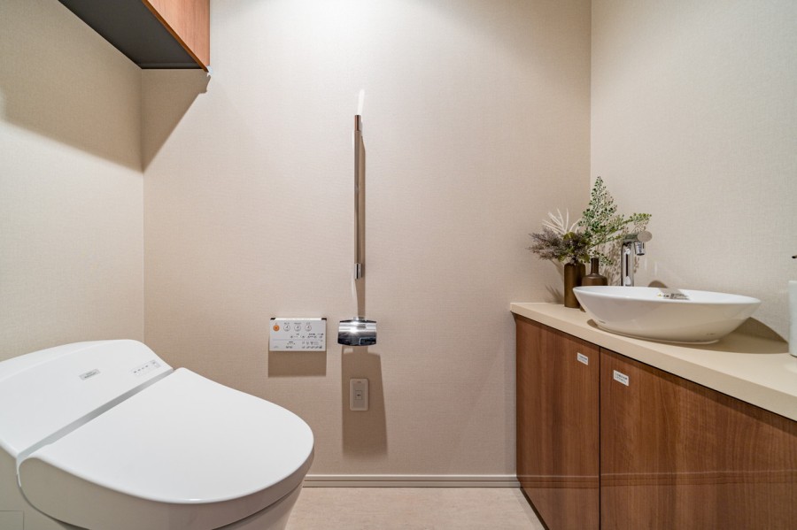 レストルームには洗練されたお部屋にぴったりなスタイリッシュなタンクレストイレが設置されています。毎日使う場所だからこそ、清潔感と使いやすさを考慮した空間です。