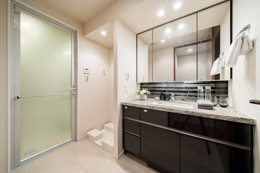 空間に美しく溶け込むスタイリッシュなデザインの洗面化粧台です。ボウル横にもスペースがあるので、メイクやヘアセットにも便利にお使いいただけます。