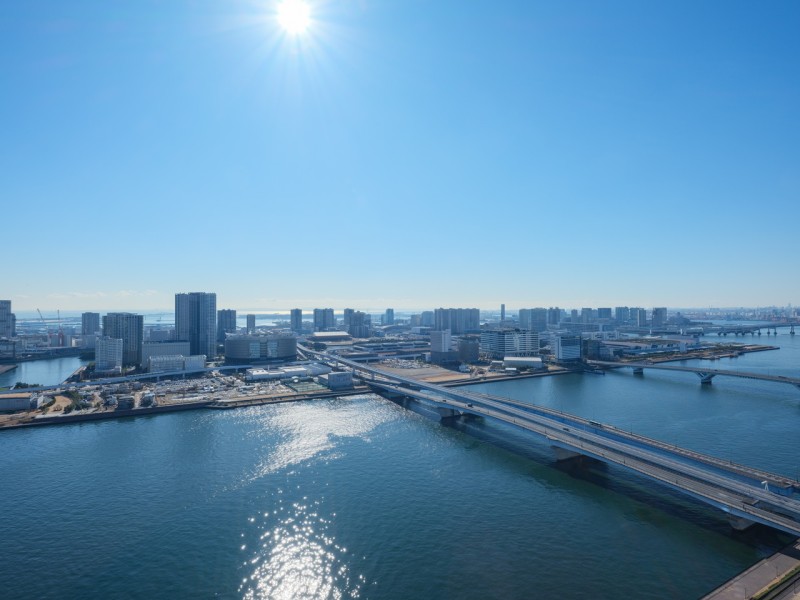 昇った太陽が反射して煌めく穏やかな水辺を望める、洗練された暮らしを叶えませんか。デジタルには語りきれない、凛とした空気が流れ込みます。