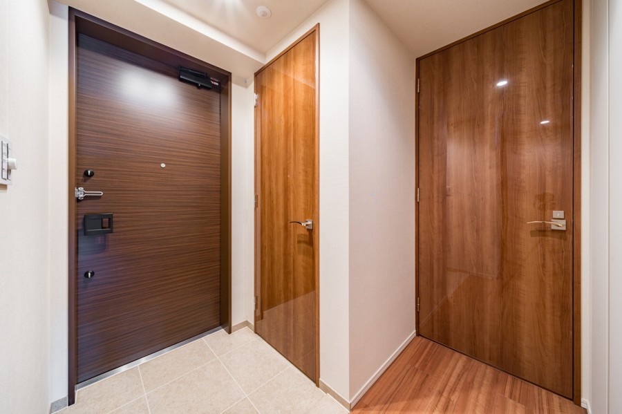 お部屋の第一印象となる玄関は、シューズインクローゼット付き。ご家族のお手持ちのシューズをきれいにしまえるので、玄関はいつもすっきりです。人感センサー付照明でいつでもほっとする空間です。