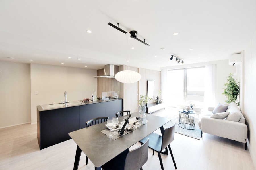 南向きのバルコニーからたっぷりの光を取り入れる明るいリビングダイニングキッチンです。約18.1帖の広さ、床暖房完備で家族だんらんのスペースにピッタリです。インテリアを考えるだけでも心が躍ります。