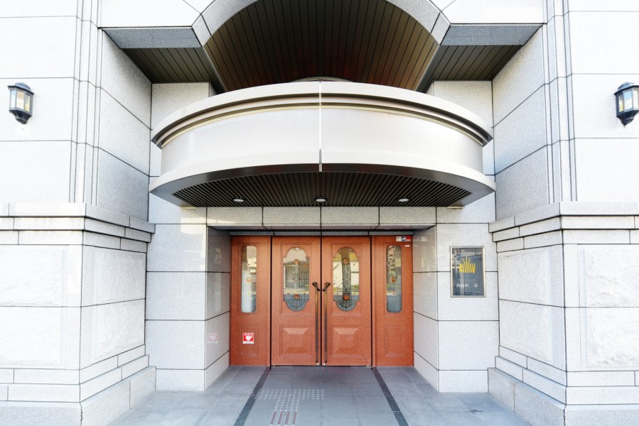 円柱部分とのコントラストが印象的で街の中でも目をひく印象的な美しい外観のマンションです。エントランスはメインとサブの二か所があり、スムーズに出入りできます。