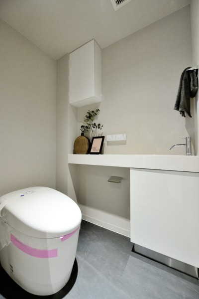 シックな雰囲気でまとめられたレストルームです。タンクレストイレを採用していますので、空間をすっきりとまとめています。手洗いカウンターを備え付け、清潔感と使いやすさを追求しました。