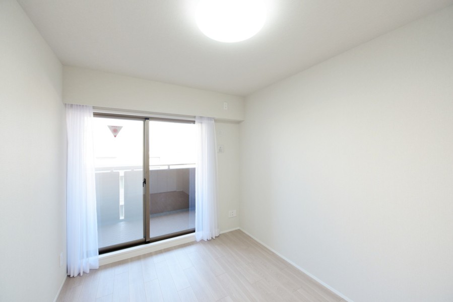 床暖房を完備した洋室1（約6.0帖）です。冬場も足元からぽかぽか快適に過ごすことができ、充実したプライベート時間を満喫できそうです。