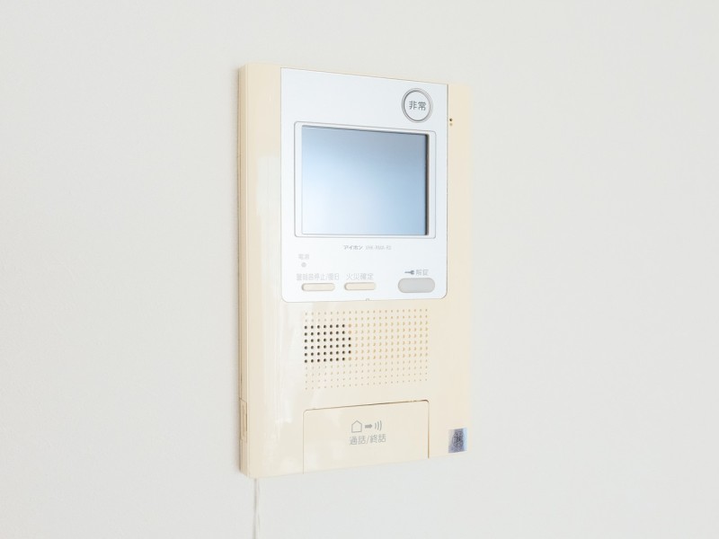 ◆TVモニター付インターホン◆訪ねてきた相手をモニター越しに確認でき、防犯対策に役立ちます。インターホン越しに話をすることが可能です。