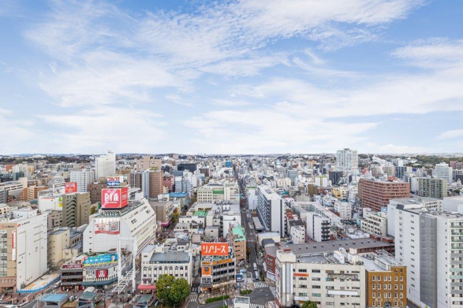 バルコニーからは、遠くまで空が見渡せる見晴らしの良い眺望が広がっています。