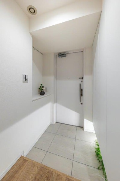 フットライトと人感センサーライトを設置した玄関です。収納力のあるシューズボックスも備え付けましたので玄関もすっきり保てます。