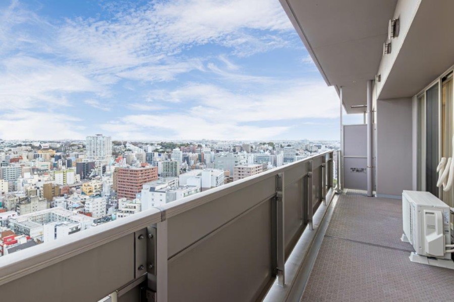 南西向きの明るく奥行の広いバルコニーです。