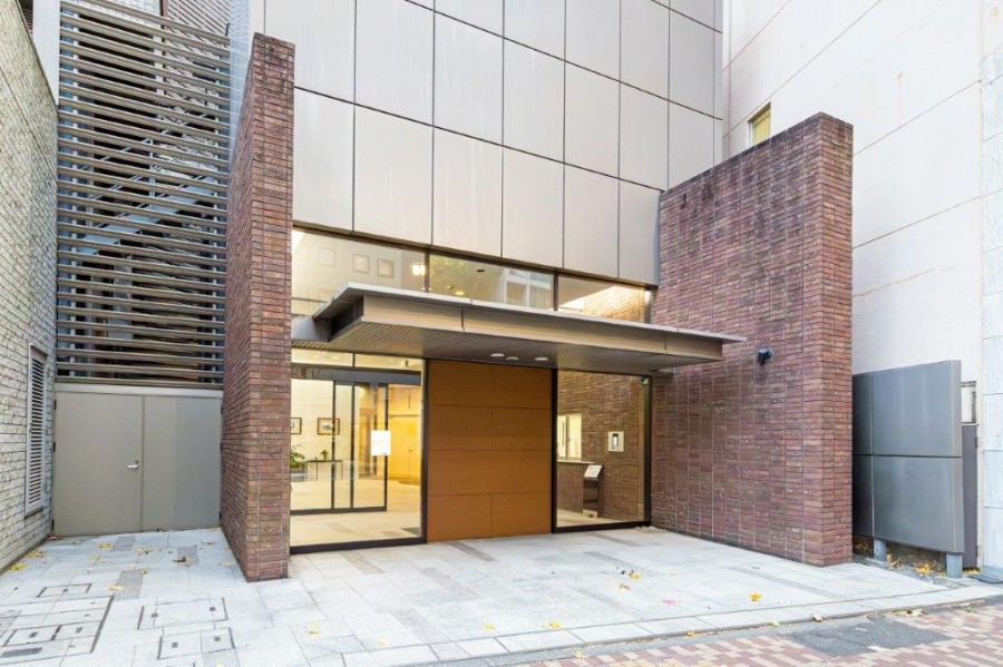 エントランスの外まで管理が行き届いて綺麗なマンションです。