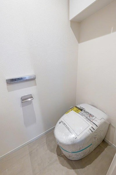 優れた節水効果や汚れが付きにくい便座など、ほしかった機能が揃ったウォシュレット一体型トイレです。背面には収納に便利な吊戸棚収納を備え付けました。