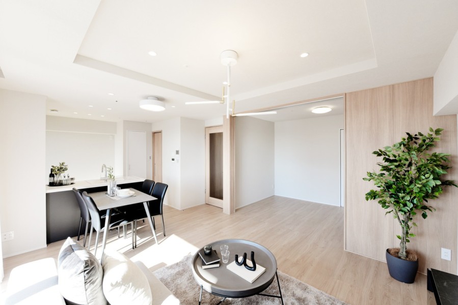 折り上げ天井で開放感を感じるリビングダイニングです。家事動線もよく、家族構成やライフスタイルを問わずにお使い頂ける機能的な間取りになりました。